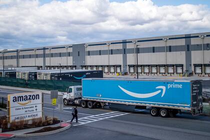 ARCHIVO - Un camión llega a almacenes de Amazon el 1 de abril de 2022, en el distrito de Staten Island, Nueva York. (AP Foto/Eduardo Muñoz Alvarez)