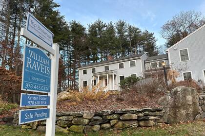 ARCHIVO - Un cartel de venta pendiente frente a una casa en Sudbury, Massachusetts, el sábado 2 de diciembre de 2023. (Foto AP/Peter Morgan, Archivo)