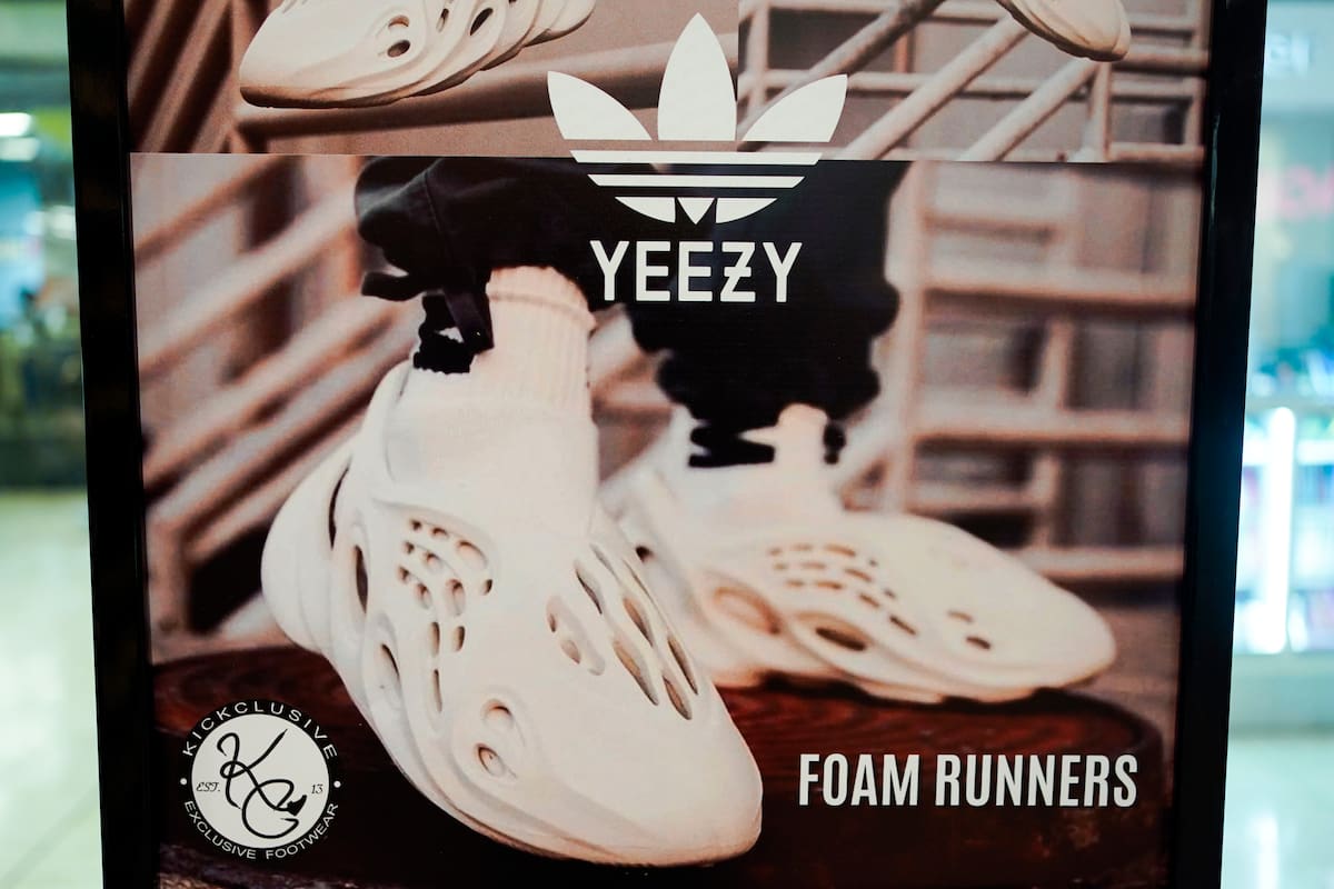 ARCHIVO - Un cartel publicitario de la línea de calzado Yeezy, fabricado por Adidas, en la tienda Kickclusive en Paramus, Nueva Jersey, 25 de octubre de 2022. Adidas dijo el miércoles 13 de octubre de 2024 que ha donado o piensa entregar más de 150 millones de dólares a grupos que combaten el antisemitismo y otras formas de odio, producto de las ventas de calzado Yeezy después de cortar relaciones con el rapero Ye, antes conocido como Kanye West. (AP Foto/Seth Wenig, File)