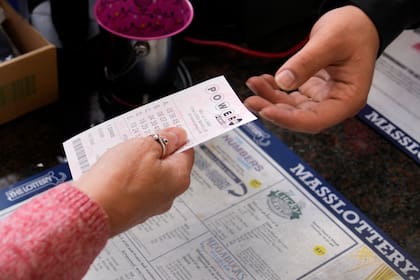 ARCHIVO - Un cliente compra cinco boletos del Powerball en un punto de venta, el martes 10 de octubre de 2023, en Haverhill, Massachusetts. (AP Foto/Charles Krupa, archivo)