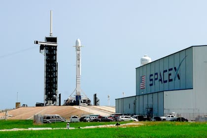 ARCHIVO – Un cohete Falcon 9 de SpaceX listo para su lanzamiento en la plataforma 39A del Centro Espacial Kennedy de Cabo Cañaveral, Florida, el viernes 26 de junio de 2020. (AP Foto/John Raoux, Archivo)