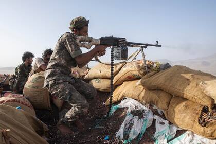 ARCHIVO - Un combatiente yemení cuyo grupo tiene el apoyo de una coalición encabezada por Arabia Saudí, abre fuego durante un combate con rebeldes hutíes en la frontera de Kassara, cerca de Marib, Yemen, el domingo 20 de junio de 2021. (AP Foto/Nariman El-Mofty, ArchivoFile)