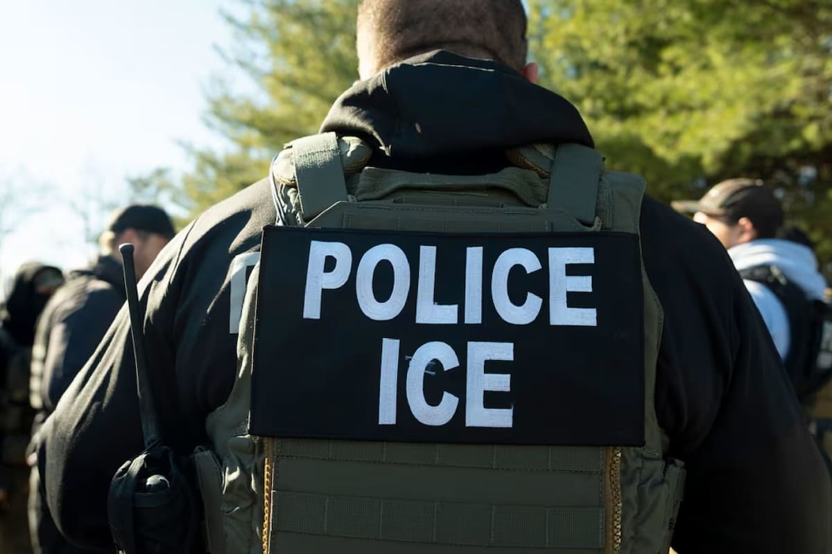 (Archivo) Un conductor de un consultorio móvil impidió el acceso de los agentes del Servicio de Inmigración y Control de Aduanas (ICE) en el condado de Los Ángeles