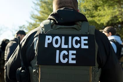 (Archivo) Un conductor de un consultorio móvil impidió el acceso de los agentes del Servicio de Inmigración y Control de Aduanas (ICE) en el condado de Los Ángeles