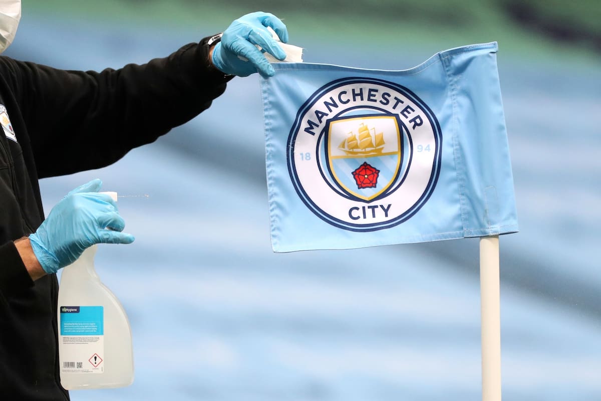 ARCHIVO - Un empleado limpia el banderín de córner previo al partido entre Manchester City y Burnley