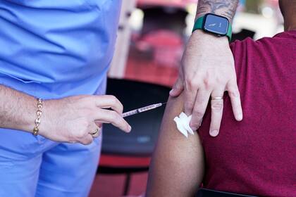 ARCHIVO - Un enfermero administra una vacuna de viruela símica en una clínica en el North Jersey Community Research Initiative en Newark, Nueva Jersey, el 16 de agosto del 2022. (AP Foto/Seth Wenig)