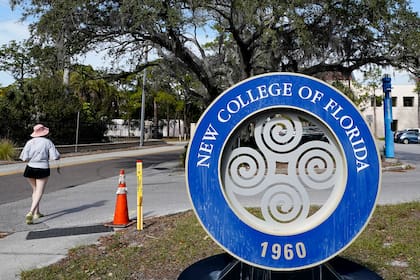 ARCHIVO - Un estudiante pasa al lado de un letrero del New College of Florida, el 20 de enero de 2023, en Sarasota, Florida. (AP Foto/Chris O'Meara, archivo)