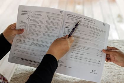 Archivo.- Un formato de solicitud de Medicaid y SNAP de Texas