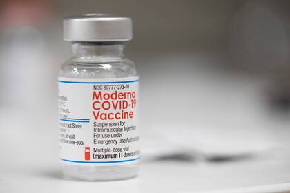 ARCHIVO - Un frasco de la vacuna contra COVID-19 desarrollada por Moderna en el mostrador de una farmacia en Portland, Oregon, el 27 de diciembre del 2021. (AP Foto/Jenny Kane)