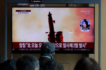 ARCHIVO - Un grupo de personas observan en Seúl, Corea del Sur, una televisión que muestra el lanzamiento de un proyectil por parte de Corea del Norte, el 2 de marzo de 2020. (AP Foto/Lee Jin-man, Archivo)