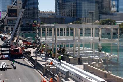 ARCHIVO - Un grupo de personas trabaja en una construcción frente a las fuentes del Bellagio, el lunes 25 de septiembre de 2023, en Las Vegas (Bizuayehu Tesfaye/Las Vegas Review-Journal via AP)