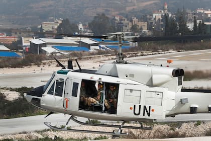 ARCHIVO - Un helicóptero de las Naciones Unidas que transporta a cascos azules italianos despega de la sede de UNIFIL para patrullar la Línea Azul, una frontera trazada por la ONU entre Líbano e Israel, en la ciudad costera de Naqoura, en el sur de Líbano, el miércoles 7 de febrero de 2018. (AP Foto/Hussein Malla, Archivo)