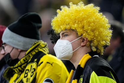 ARCHIVO - Un hincha del Borussia Dortmund porta una mascarilla durante el partido de la Bundesliga contra el Stuttgart, en Dortmund, Alemania, el sábado 20 de noviembre de 2021. (AP Foto/Martin Meissner, Archivo)