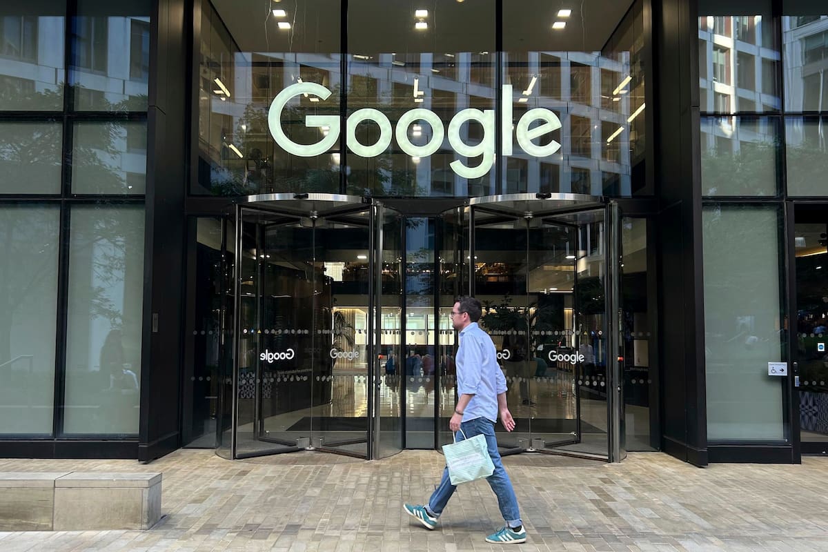 ARCHIVO – Un hombre camina frente a las oficinas de Google en el área de Kings Cross en Londres, el 10 de agosto de 2024. (AP Foto/Brian Melley, Archivo)