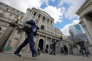 ARCHIVO - Un hombre pasa frente al Banco de Inglaterra en el distrito financiero de Londres, 11 de mayo de 2023. (AP Foto/Frank Augstein)