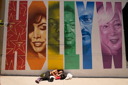 Archivo.- Un hombre sin hogar duerme bajo el sol en el distrito de Hollywood de Los Ángeles, el miércoles 12 de julio de 2023