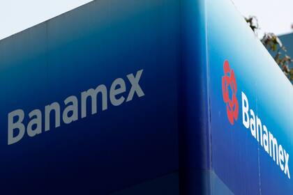 ARCHIVO - Un letrero del banco Banamex se encuentra frente a la sede del banco en la Ciudad de México, el lunes 16 de febrero de 2009. Citigroup anunció el miércoles 24 de mayo de 2023 que recurrirá a una oferta pública de acciones para vender los negocios de banca de consumo y empresarial de Banamex, su filial mexicana, con lo que descartó la opción de venta a un solo inversionista tal como había negociado por más de un año sin éxito. (Foto AP/Gregory Bull, archivo)
