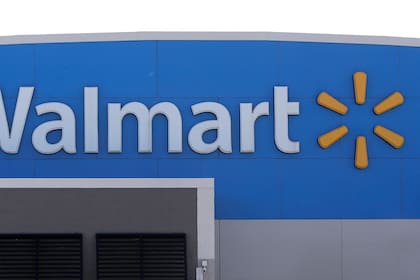 ARCHIVO - Un logo de Walmart es exhibido en una tienda de la cadena minorista en Walpole, Massachusetts, el 3 de septiembre de 2019. (AP Foto/Steven Senne, archivo)