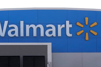 ARCHIVO - Un logo de Walmart es exhibido en una tienda de la cadena minorista en Walpole, Massachusetts, el 3 de septiembre de 2019. (AP Foto/Steven Senne, archivo)