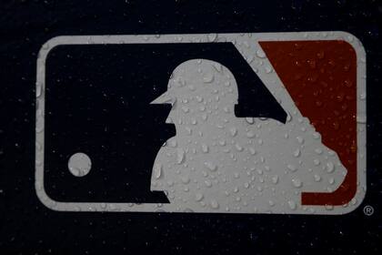 ARCHIVO - Un logo mojado por la lluvia en el estadio Fenway Park previo al primer juego de la Serie Mundial entre los Medias Rojas de Boston y los Dodgers de Los Ángeles, el martes 23 de octubre de 2018, en Boston. (AP Foto/Matt Slocum)