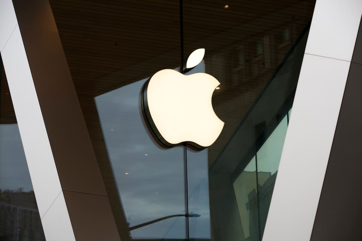ARCHIVO - Un logotipo de Apple adorna la fachada de la tienda de Apple del centro de Brooklyn el 14 de marzo de 2020, en Nueva York. (AP Foto/Kathy Willens, archivo)