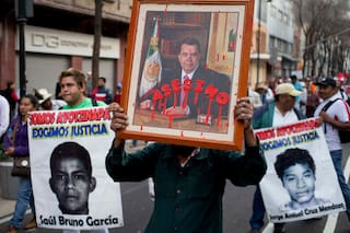 Juez ordena procesar a exgobernador de Guerrero por la desaparición de 43 estudiantes en México