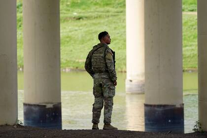 ARCHIVO - Un miembro de la Guardia Nacional de Texas observa desde el lado estadounidense del río Bravo el 26 de agosto de 2022. (AP Foto/Eric Gay, Archivo)