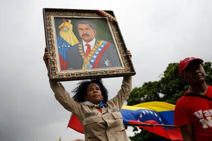 ARCHIVO - Un miembro de la milicia bolivariana con un retrato pintado del presidente Nicolás Maduro en un acto de celebración por su reelección el pasado 28 de julio, en Caracas, Venezuela, el 28 de septiembre de 2024. (AP Foto/Cristian Hernández, Archivo)