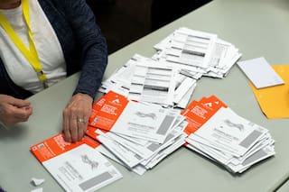 Corte Suprema de EE.UU. rechaza por ahora restricciones de Trump a voto por correo de cara a elección