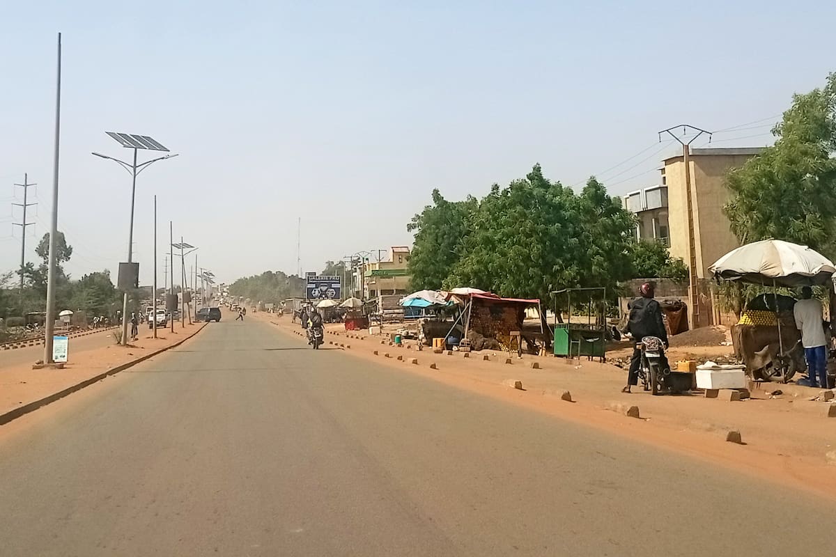 ARCHIVO - Un motorista circula por una carretera en Niamey, la capital de Níger, el 18 de junio de 2