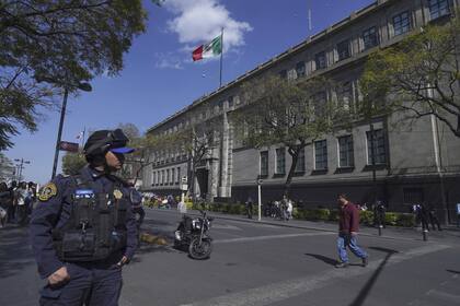 ARCHIVO - Un oficial de policía custodia el edificio de la Suprema Corte de Justicia en la Ciudad de México, el 23 de enero de 2023. La Corte discute el lunes 8 de mayo de 2023 la posible invalidación de parte de una reforma electoral impulsada por el presidente Andrés Manuel López Obrador. (AP Foto/Marco Ugarte, Archivo)