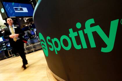 ARCHIVO - Un punto de operaciones bursátiles muestra el logo de Spotify en la Bolsa de Valores de Nueva York (AP Foto/Richard Drew, archivo)