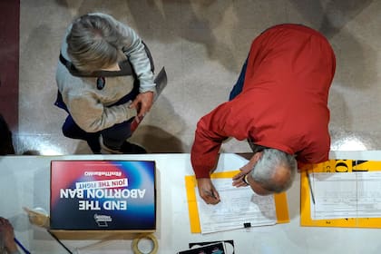 ARCHIVO - Un residente deposita su firma en una petición durante la campaña de recogida de firmas de Missourians for Constitutionals Freedom, el 6 de febrero de 2024 en Kansas City, Missouri. (AP Foto/Ed Zurga, Archivo)