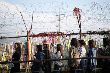 ARCHIVO - Un soldado norcoreano se ve en un puesto de guardia militar norcoreano junto a la bandera norcoreana, visto desde Paju, Corea del Sur, el miércoles 26 de junio de 2024. (AP Foto/Lee Jin-man, Archivo)