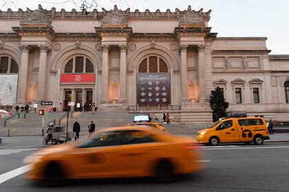 (ARCHIVO) Un taxi amarillo pasa por delante del Museo Metropolitano de Arte el 7 de enero de 2021 en Nueva York (Foto de Angela Weiss / AFP)