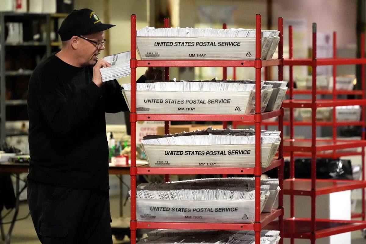 Archivo.- Un trabajador del condado de Allegheny procesa votos por correo y en ausencia en Pittsburgh, el 18 de abril de 2024 (AP Foto/Gene J. Puskar)