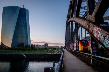 ARCHIVO - Un tranvía viaja frente al edificio del Banco Central Europeo, en Fráncfort, Alemania, el 2 de mayo de 2023. (AP Foto/Michael Probst, archivo)