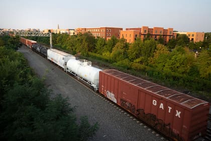 Archivo - un tren de carga de la firma CSX cruza Alexandria, Virginia, el 15 de septiembre de 2022. (AP Foto/Kevin Wolf, Archivo)