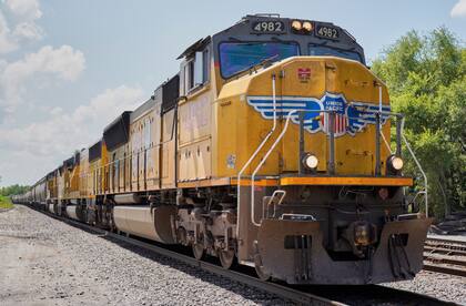 ARCHIVO - Un tren de Union Pacific viaja por Union, Nebraska, el 31 de julio de 2018. (AP Foto/Nati Harnik, Archivo)