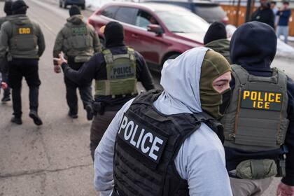 Archivo.- Un tribunal federal de apelaciones anuló el requisito en California de que los agentes federales enmascarados se identifiquen