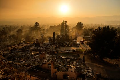 ARCHIVO - Un vehículo de emergencia atraviesa un barrio devastado por el incendio Eaton, el jueves 9 de enero de 2025, en Altadena, California. (AP foto/John Locher, archivo)