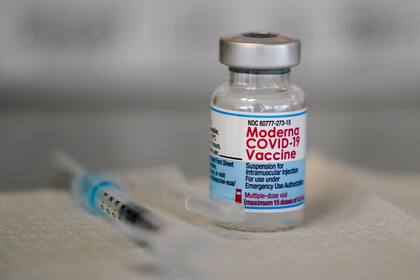 ARCHIVO - Un vial de la vacuna de Moderna contra el COVID-19 es usado en el Centro de Salud Pública de Norristown, Pensilvania, el martes 7 de diciembre de 2021. (AP Foto/Matt Rourke, archivo)