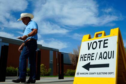 ARCHIVO - Un votante se dirige a una casilla de votación para votar en las elecciones primarias del estado, el martes 30 de julio de 2024, en El Mirage, Arizona (Foto AP/Ross D. Franklin, Archivo)