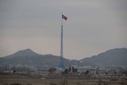 ARCHIVO - Una bandera norcoreana ondea en el poblado de Gijungdong, en Corea del Sur, vista desde el puesto de observación dentro de la zona desmilitarizada en Paju, en Corea del Sur, durante una visita a los medios el 3 de marzo de 2023. (Jeon Heon-Kyun/Pool foto via AP, Archivo)