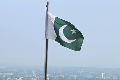 ARCHIVO - Una bandera paquistaní ondea en un lugar elevado en Islamabad, Pakistán, el 27 de julio de 2022. (AP Foto/Rahmat Gul, Archivo)