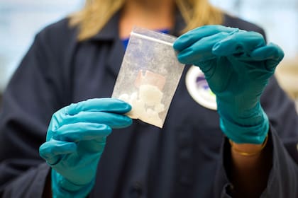 ARCHIVO - Una bolsa con fentanilo decomisado en una redada antidrogas es mostrada en el laboratorio de la Administración de Control de Drogas de EEUU (DEA, por sus siglas en inglés) en Sterling, Virginia, el 9 de agosto de 2016. (AP Foto/Cliff Owen, archivo)