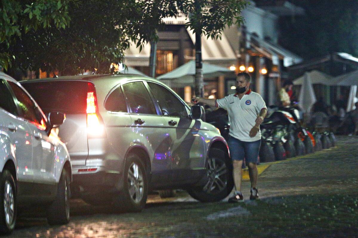 ARCHIVO-. Una ciudadana le dio $100 a un "trapito" y el modo en que el hombre reaccionó la dejó atónita.