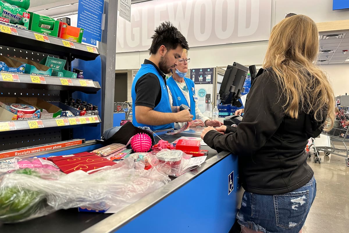 ARCHIVO. Una clienta compra en una tienda Walmart en Englewood, Colorado. (AP Foto/David Zalubowski, Archivo)