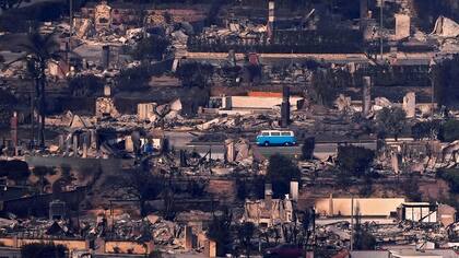 ARCHIVO - Una combi VW entre casas quemadas, jueves 9 de enero de 2025, en Malibú, California. (AP Foto/Mark J. Terrill/Archivo)