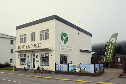 ARCHIVO - Una empresa vende boletos de avistamiento de ballenas y café en el pueblo de Husavik.